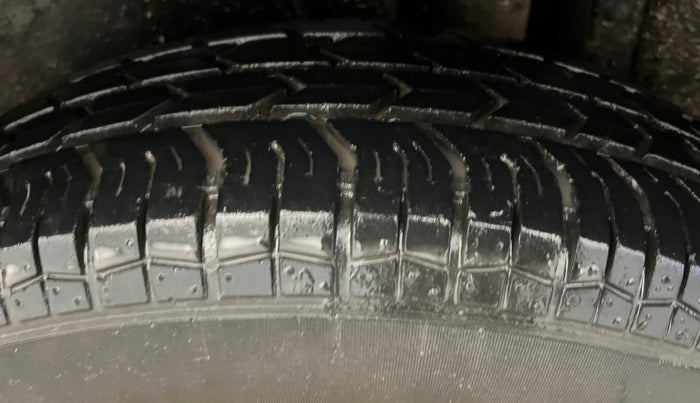 2015 Maruti Swift LXI (O), Petrol, Manual, 50,888 km, Left Rear Tyre Tread
