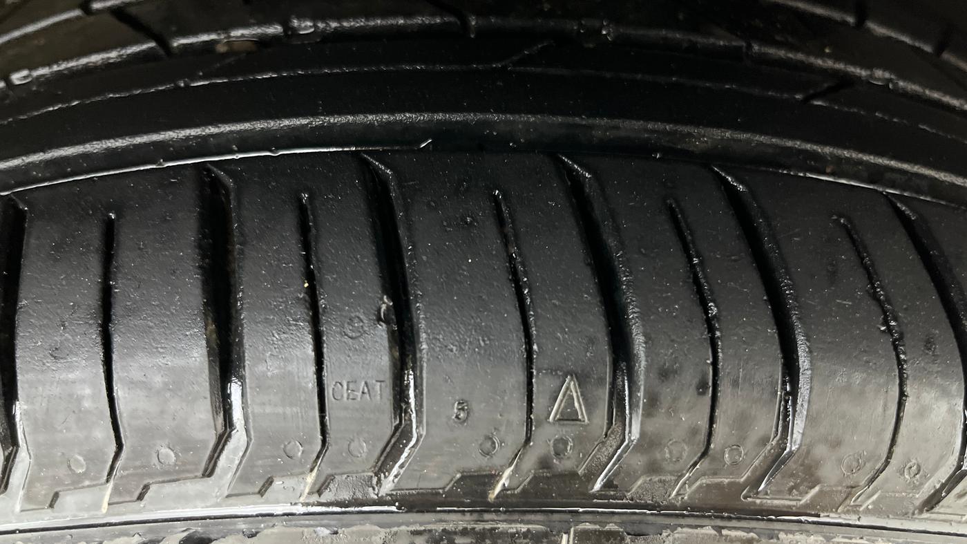 2025 Hyundai NEW I20 Sportz (O) 1.2 IVT, Petrol, Automatic, 11,272 km, Right Front Tyre Tread