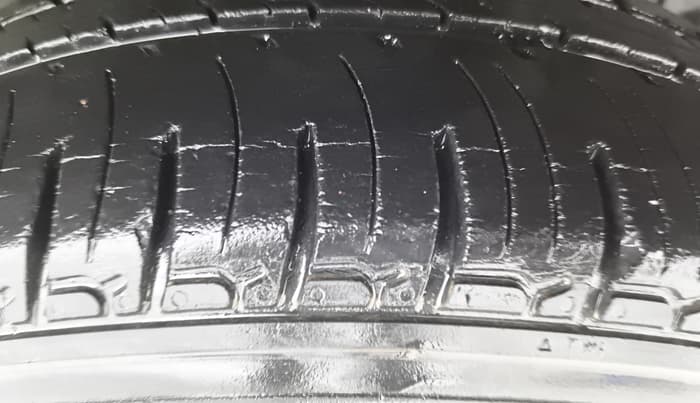 2016 Mahindra Kuv100 K6 PLUS 6 STR, Petrol, Manual, 30,379 km, Right Front Tyre Tread
