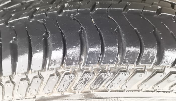 2016 Mahindra Kuv100 K6 PLUS 6 STR, Petrol, Manual, 30,379 km, Right Rear Tyre Tread