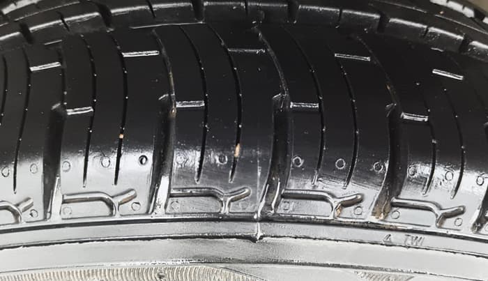 2016 Mahindra Kuv100 K6 PLUS 6 STR, Petrol, Manual, 30,379 km, Left Front Tyre Tread