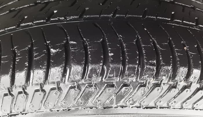 2016 Mahindra Kuv100 K6 PLUS 6 STR, Petrol, Manual, 30,379 km, Left Rear Tyre Tread