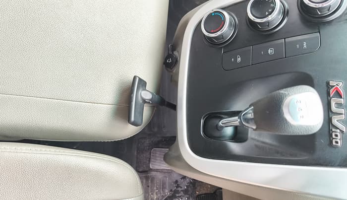 2016 Mahindra Kuv100 K6 PLUS 6 STR, Petrol, Manual, 30,379 km, Gear Lever