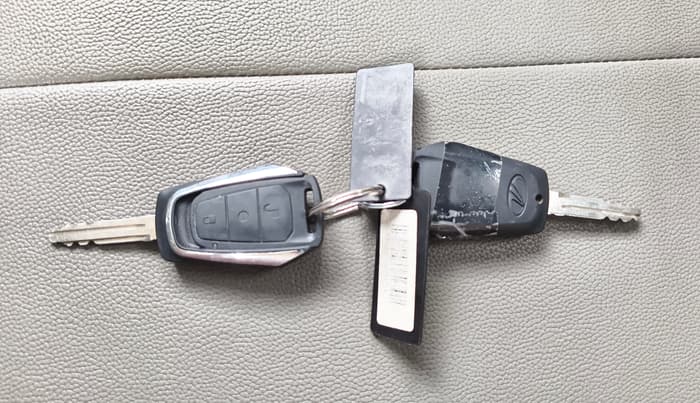 2016 Mahindra Kuv100 K6 PLUS 6 STR, Petrol, Manual, 30,379 km, Key Close Up
