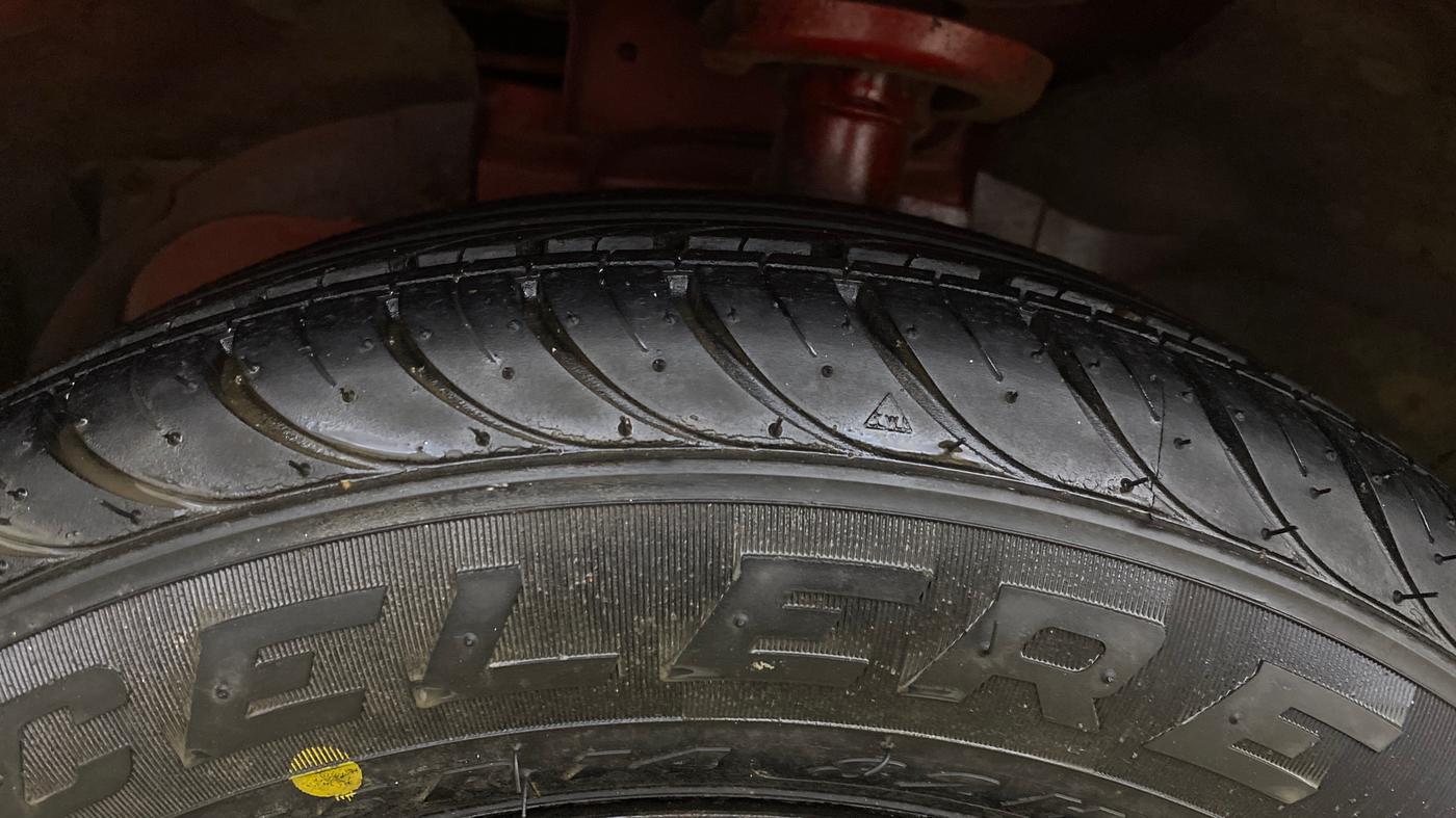 2013 Ford Figo ZXI 1.2 PETROL, Petrol, Manual, 25,619 km, Left Front Tyre Tread
