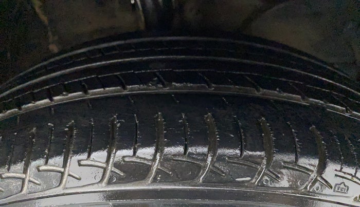 2017 Maruti Baleno DELTA PETROL 1.2, Petrol, Manual, 74,100 km, Right Front Tyre Tread