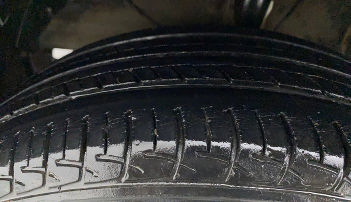 2017 Maruti Baleno DELTA PETROL 1.2, Petrol, Manual, 74,100 km, Left Front Tyre Tread