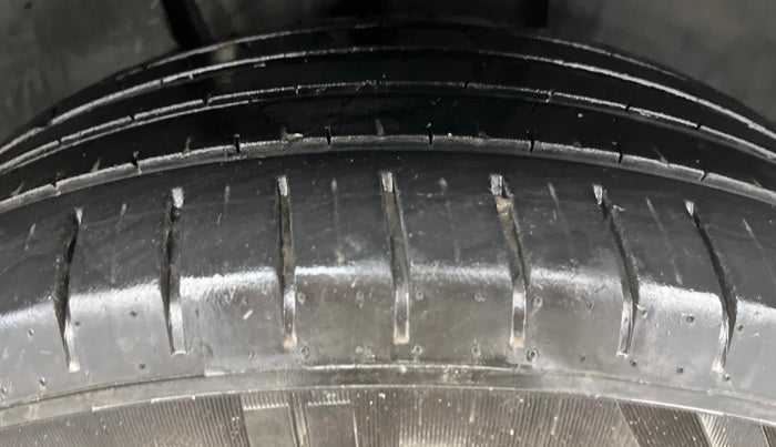 2022 Skoda KUSHAQ ACTIVE 1.0L TSI MT, Petrol, Manual, 28,926 km, Right Front Tyre Tread