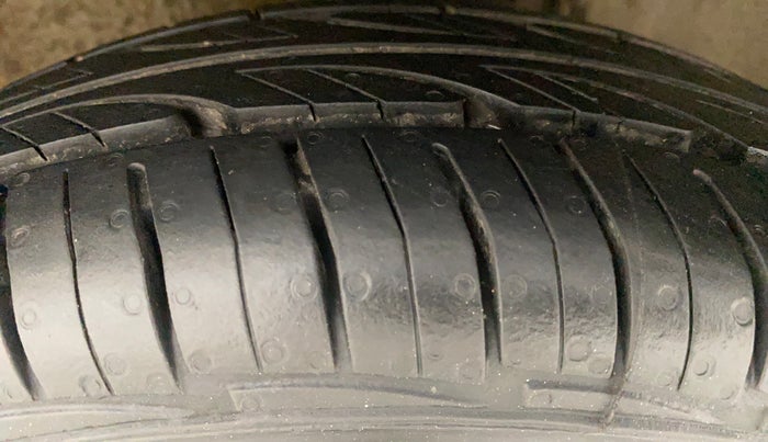 2015 Maruti Alto 800 LXI, Petrol, Manual, 40,996 km, Left Front Tyre Tread
