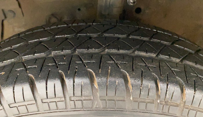 2015 Maruti Swift VXI, Petrol, Manual, 87,952 km, Left Front Tyre Tread