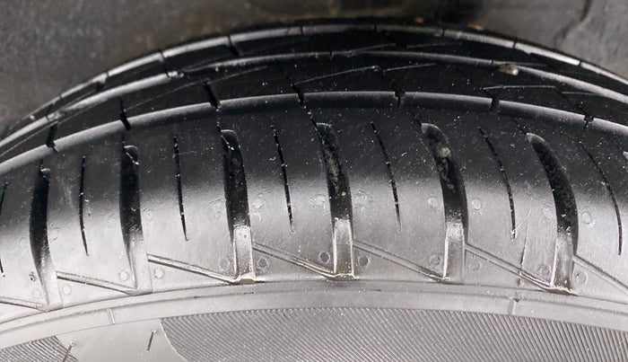 2021 Renault Kwid 1.0 RXT Opt AT, Petrol, Automatic, 5,336 km, Left Rear Tyre Tread