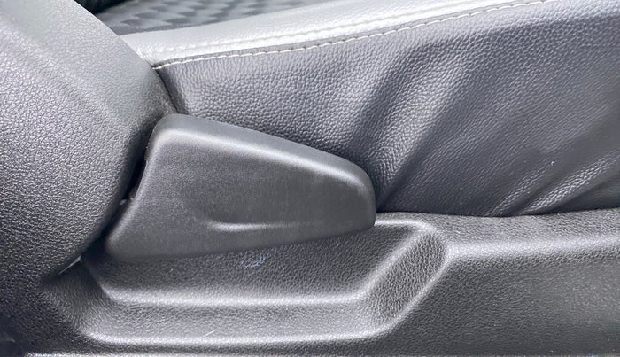 2021 Renault Kwid 1.0 RXT Opt AT, Petrol, Automatic, 5,336 km, Driver Side Adjustment Panel