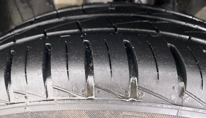 2021 Renault Kwid 1.0 RXT Opt AT, Petrol, Automatic, 5,336 km, Left Front Tyre Tread