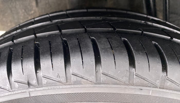 2021 Renault Kwid 1.0 RXT Opt AT, Petrol, Automatic, 5,336 km, Right Rear Tyre Tread