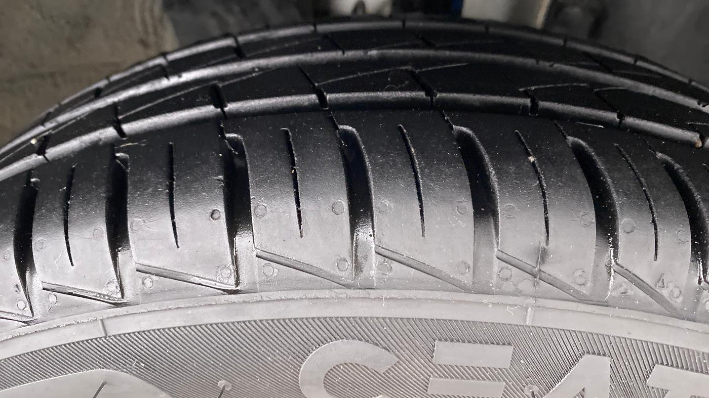 2021 Renault Kwid 1.0 RXT Opt AT, Petrol, Automatic, 5,336 km, Right Front Tyre Tread
