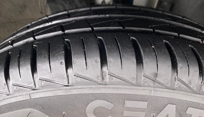 2021 Renault Kwid 1.0 RXT Opt AT, Petrol, Automatic, 5,336 km, Right Front Tyre Tread