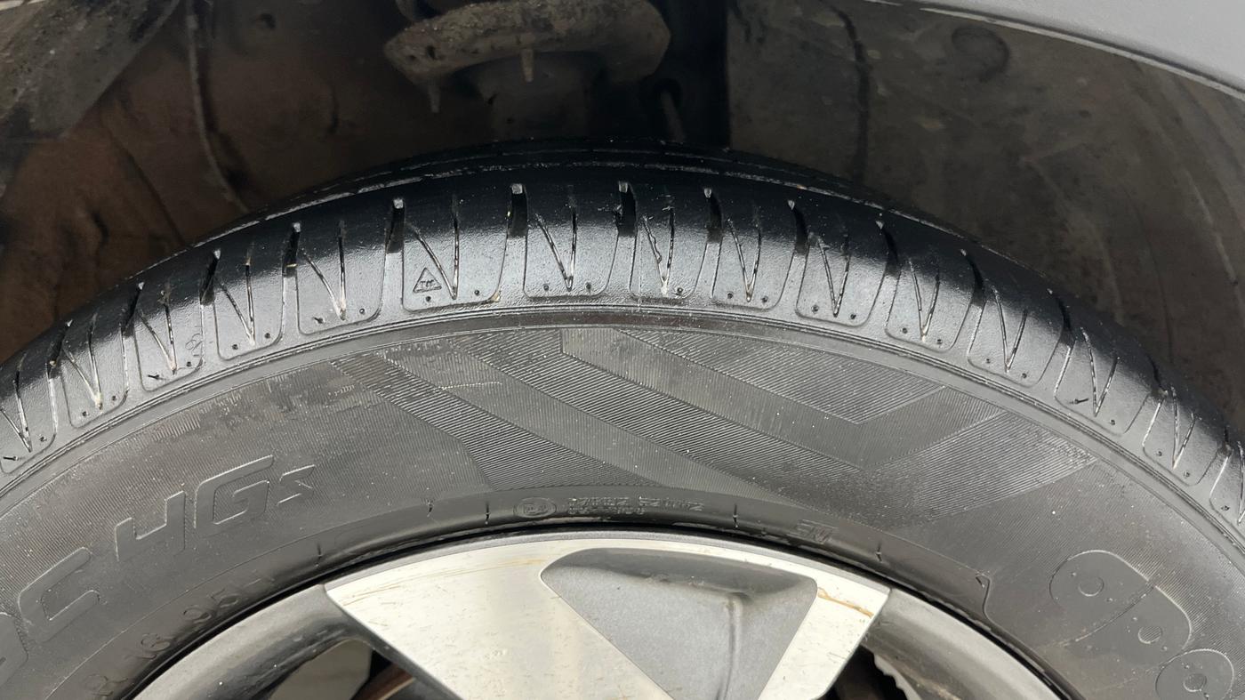 2020 KIA SONET HTX PLUS 1.5, Diesel, Manual, 1,33,523 km, Right Front Tyre Tread