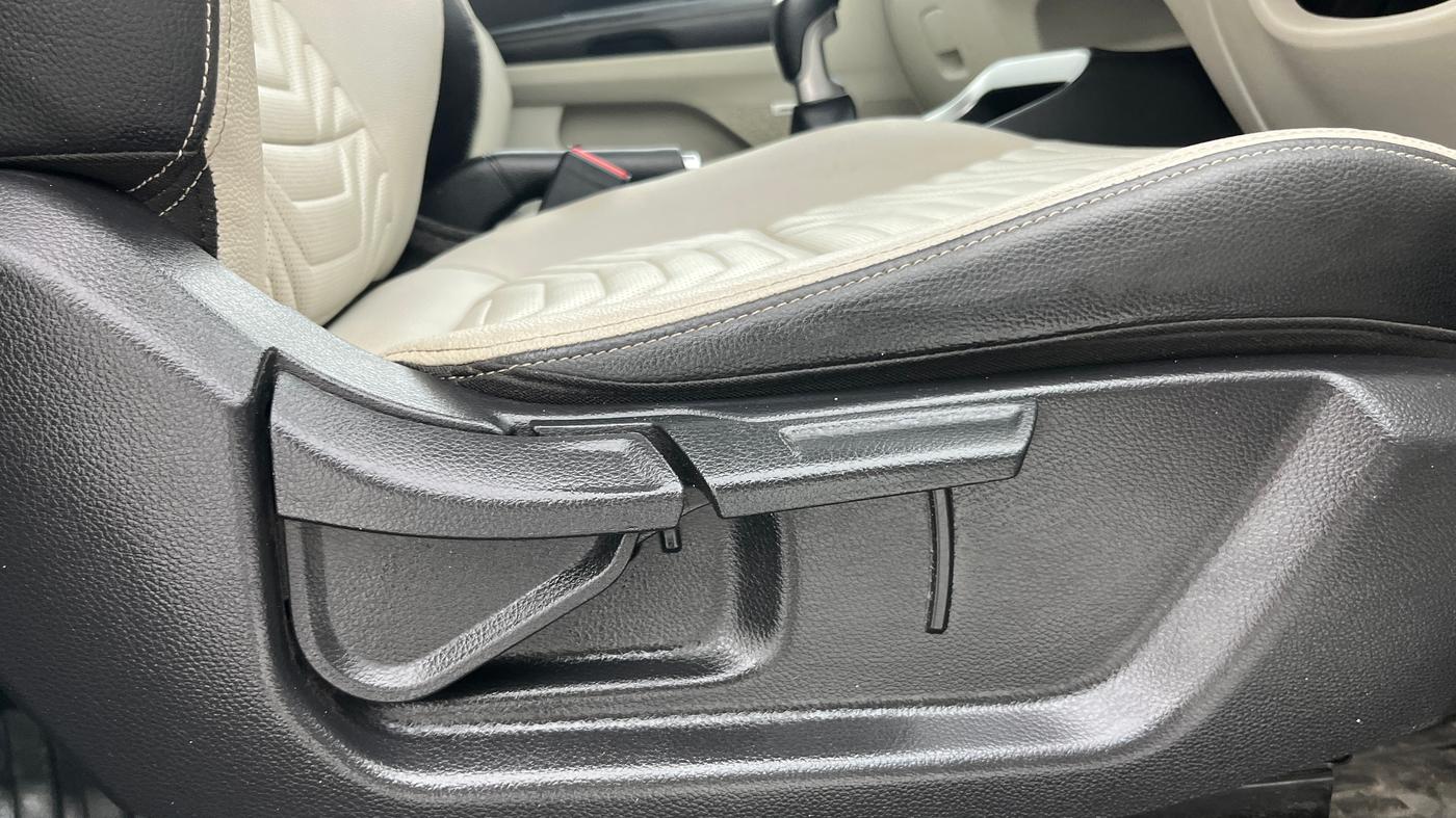 2020 KIA SONET HTX PLUS 1.5, Diesel, Manual, 1,33,523 km, Driver Side Adjustment Panel
