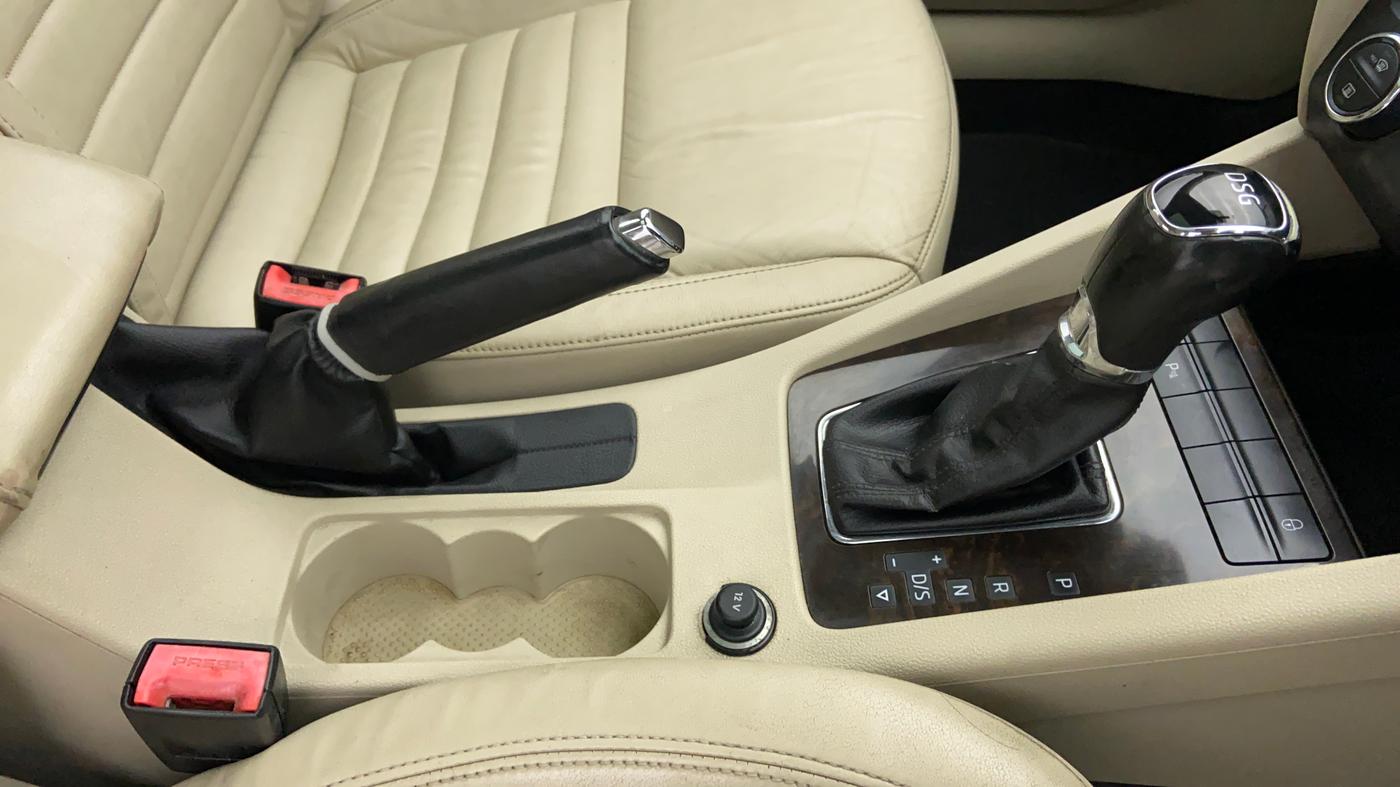 2015 Skoda Octavia ELEGANCE 2.0 TDI CR AT, Diesel, Automatic, 81,465 km, Gear Lever