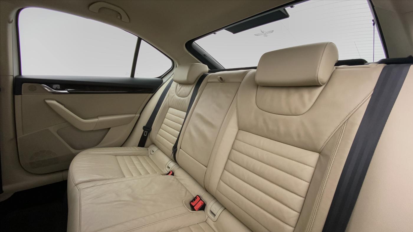 2015 Skoda Octavia ELEGANCE 2.0 TDI CR AT, Diesel, Automatic, 81,465 km, Right Side Rear Door Cabin