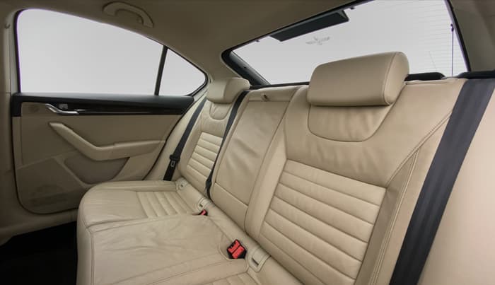 2015 Skoda Octavia ELEGANCE 2.0 TDI CR AT, Diesel, Automatic, 81,465 km, Right Side Rear Door Cabin