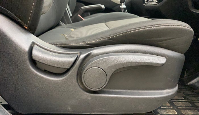 2016 Hyundai Creta S 1.4 DIESEL, Diesel, Manual, 1,08,145 km, Driver Side Adjustment Panel