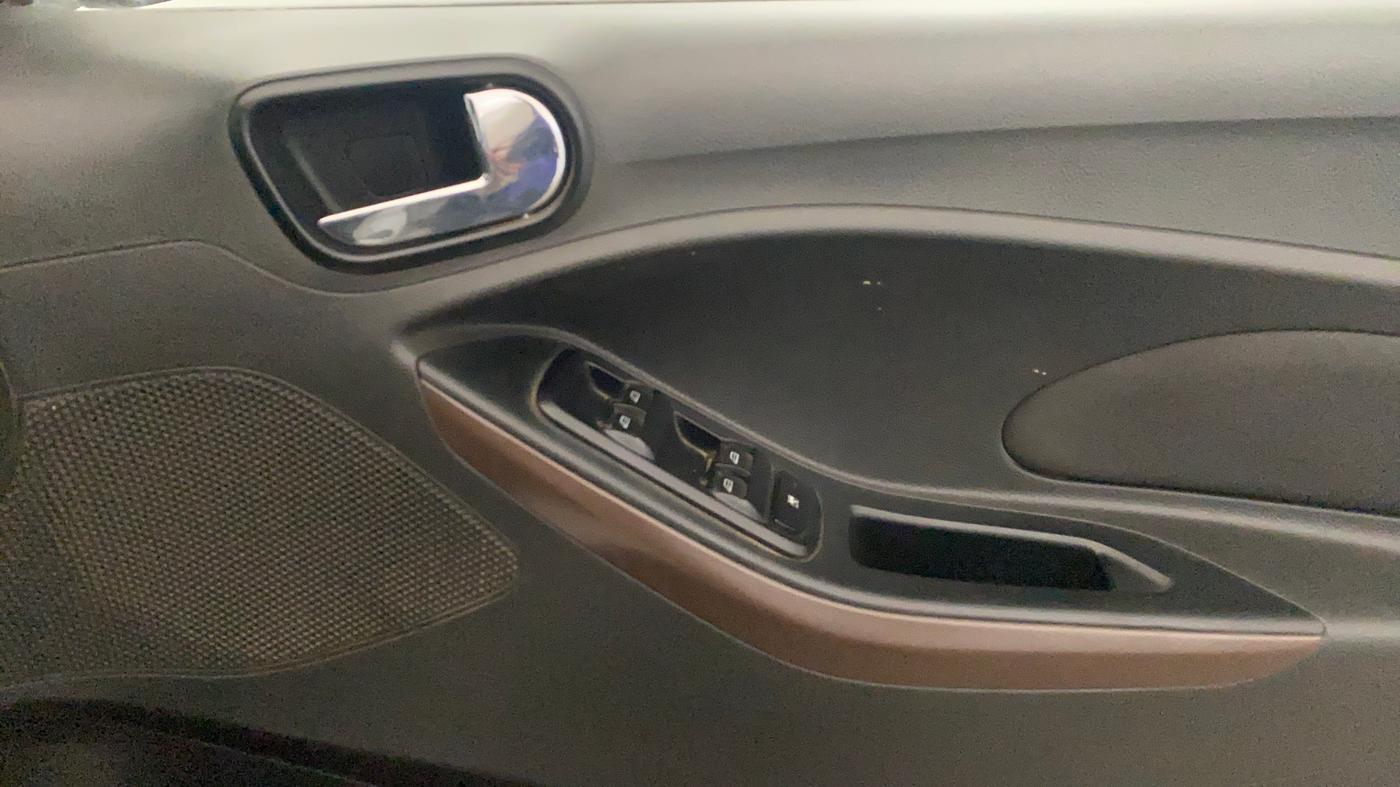 2019 Ford FREESTYLE TITANIUM 1.2 PETROL, Petrol, Manual, 1,22,069 km, Driver Side Door Panels Control