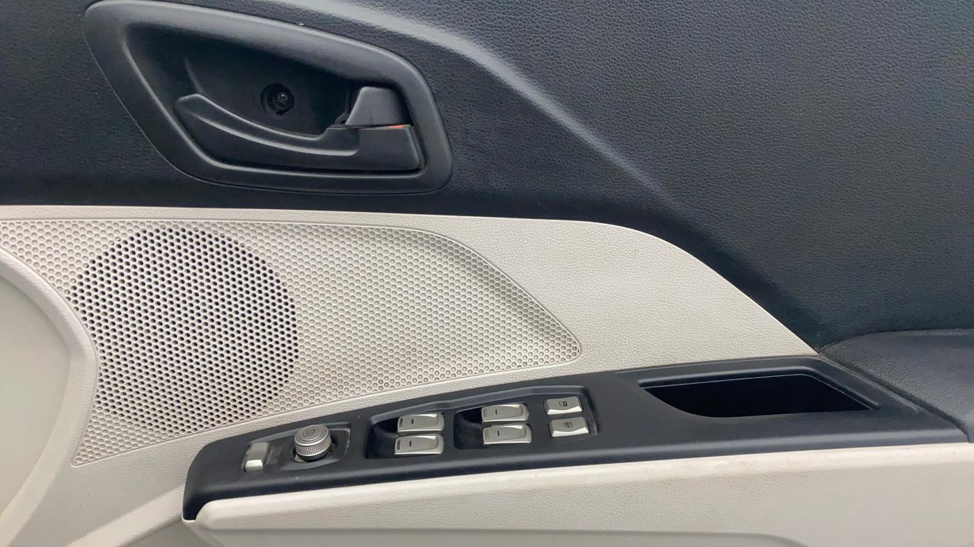 2021 Mahindra XUV300 W4 1.2 PETROL, Petrol, Manual, 54,726 km, Driver Side Door Panels Control