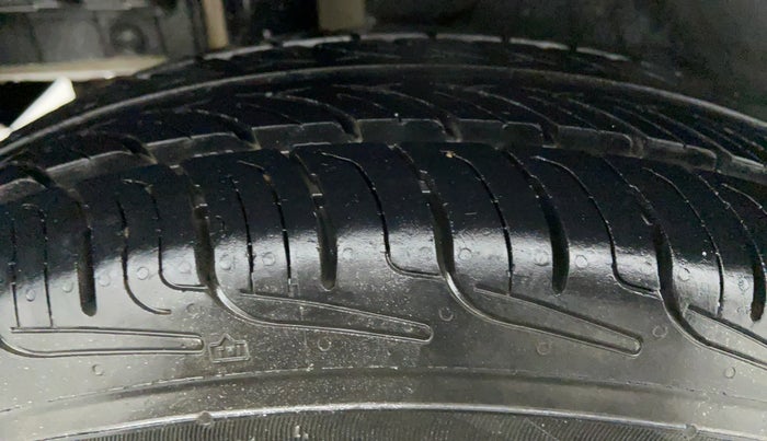 2014 Maruti Swift LXI D, Petrol, Manual, 79,835 km, Right Rear Tyre Tread