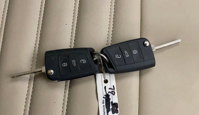 2022 Volkswagen VIRTUS HIGHLINE TSI 1.0 AT, Petrol, Automatic, 37,455 km, Key Close Up