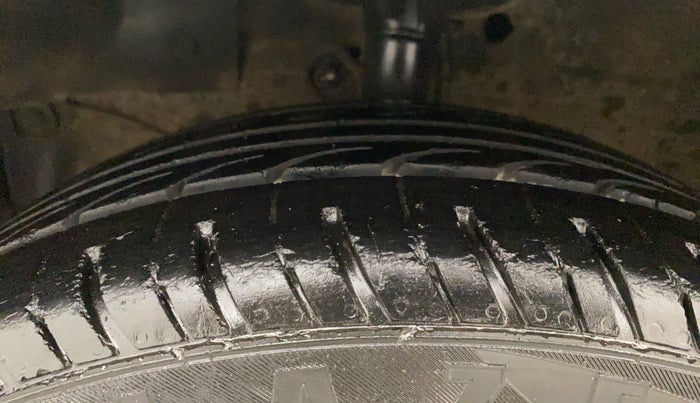 2015 Honda Amaze 1.2L I-VTEC S, Petrol, Manual, 1,07,704 km, Left Front Tyre Tread