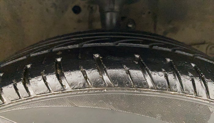 2015 Honda Amaze 1.2L I-VTEC S, Petrol, Manual, 1,07,704 km, Right Front Tyre Tread