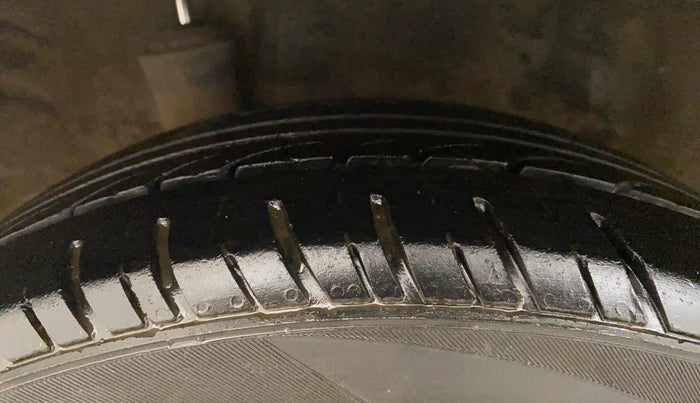 2015 Honda Amaze 1.2L I-VTEC S, Petrol, Manual, 1,07,704 km, Right Rear Tyre Tread