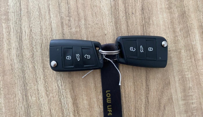 2025 Volkswagen TAIGUN Highline Plus 1.0 TSI AT, Petrol, Automatic, 9,799 km, Key Close Up