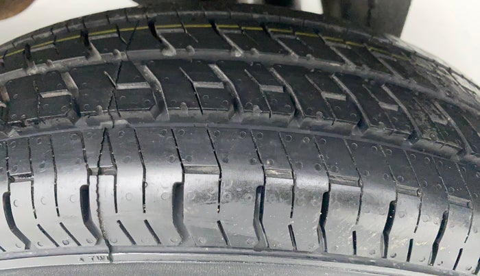 2015 Maruti Eeco 5 STR CNG WITH AC PLUSHTR, CNG, Manual, 63,779 km, Left Rear Tyre Tread