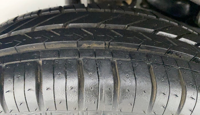 2015 Maruti Eeco 5 STR CNG WITH AC PLUSHTR, CNG, Manual, 63,779 km, Right Rear Tyre Tread