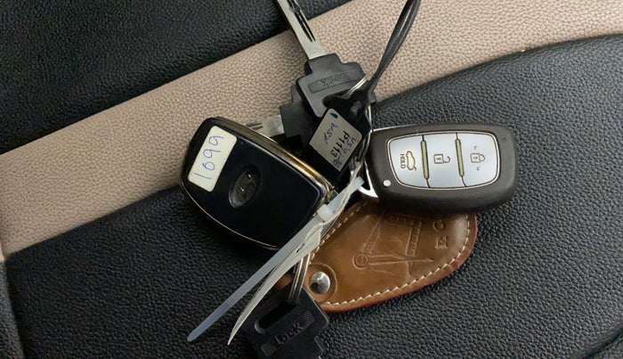 2016 Hyundai Grand i10 ASTA (O) 1.2 KAPPA VTVT, Petrol, Manual, 25,937 km, Key Close Up