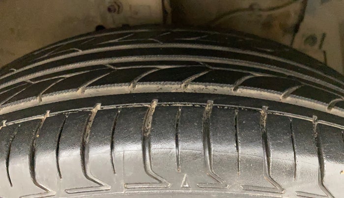 2013 Maruti Ertiga ZDI, Diesel, Manual, 1,06,412 km, Right Front Tyre Tread
