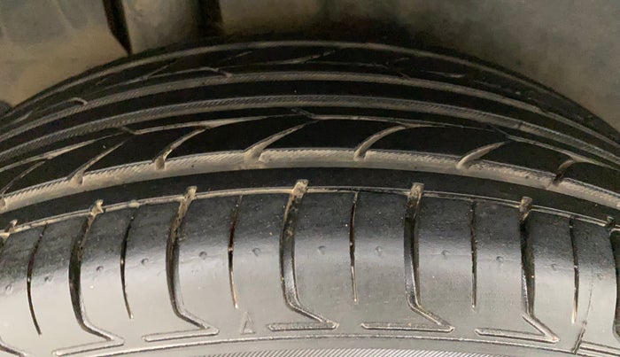 2013 Maruti Ertiga ZDI, Diesel, Manual, 1,06,412 km, Right Rear Tyre Tread