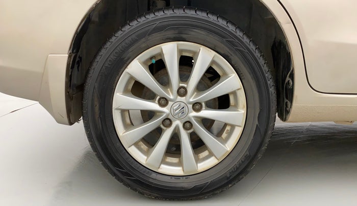 2013 Maruti Ertiga ZDI, Diesel, Manual, 1,06,412 km, Right Rear Wheel
