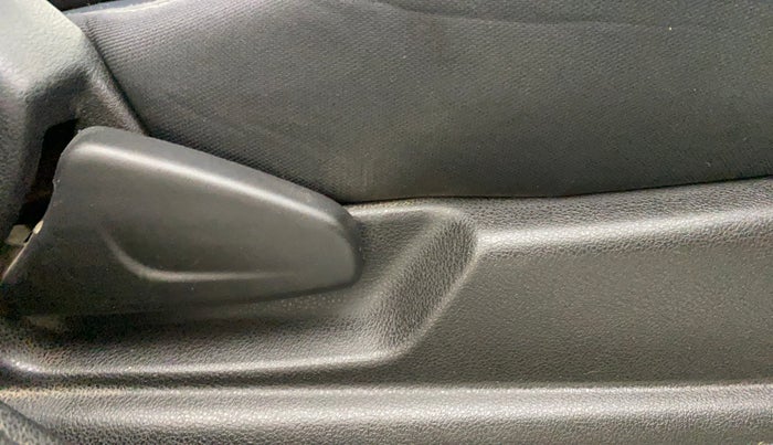2017 Renault Kwid RXL 1.0, Petrol, Manual, 62,303 km, Driver Side Adjustment Panel