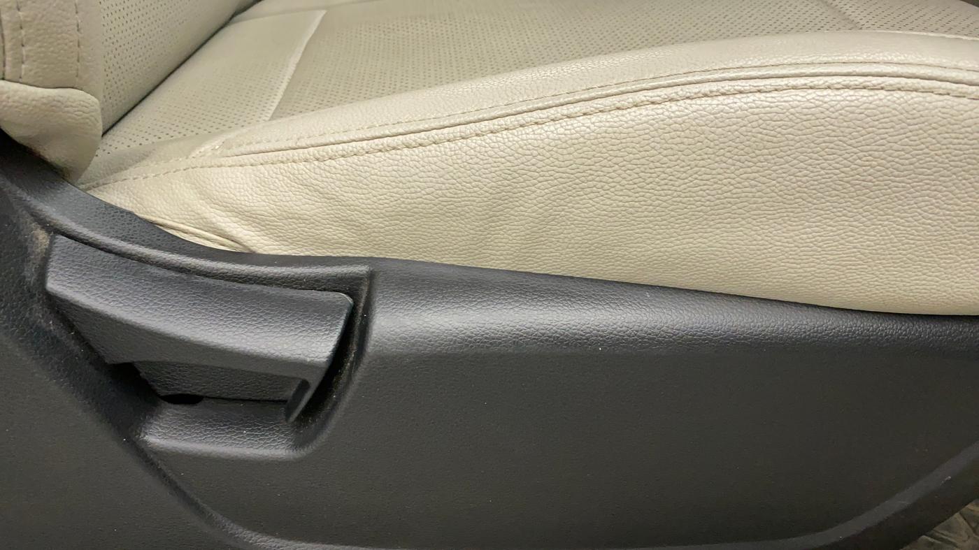 2021 Mahindra XUV300 W6 1.2 PETROL AMT, Petrol, Automatic, 29,041 km, Driver Side Adjustment Panel