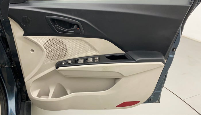 2021 Mahindra XUV300 W6 1.2 PETROL AMT, Petrol, Automatic, 29,041 km, Driver Side Door Panels Control