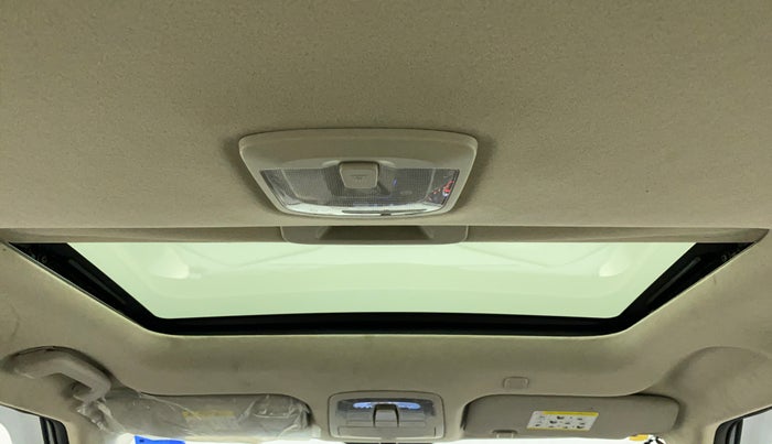 2021 Mahindra XUV300 W6 1.2 PETROL AMT, Petrol, Automatic, 29,041 km, Moonroof/ Sunroof