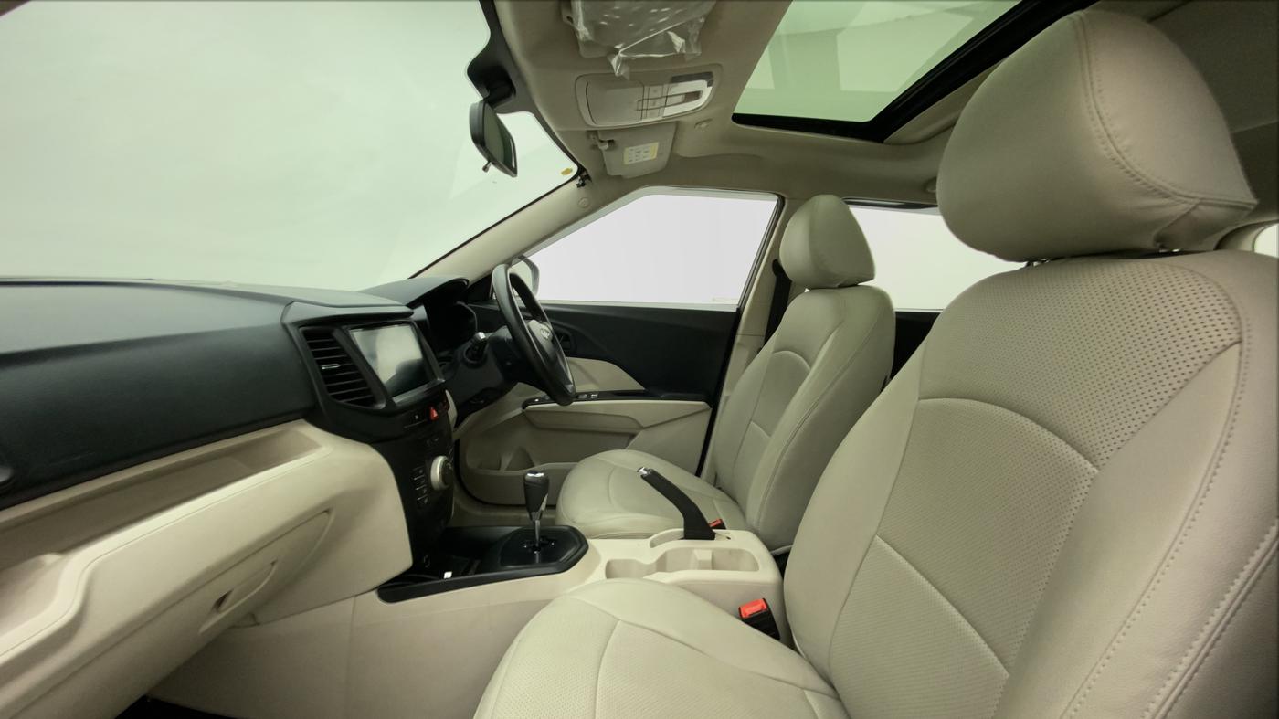 2021 Mahindra XUV300 W6 1.2 PETROL AMT, Petrol, Automatic, 29,041 km, Right Side Front Door Cabin
