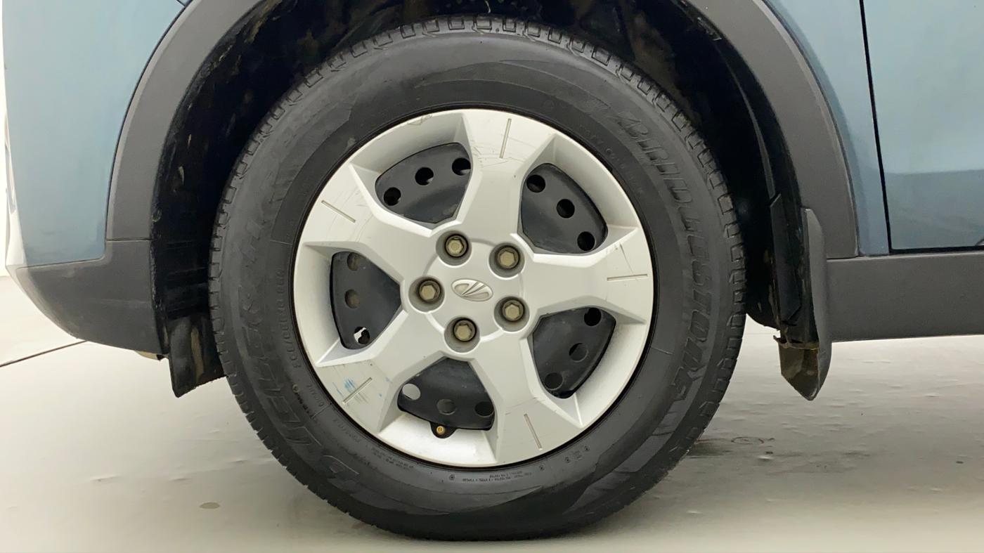 2021 Mahindra XUV300 W6 1.2 PETROL AMT, Petrol, Automatic, 29,041 km, Left Front Wheel