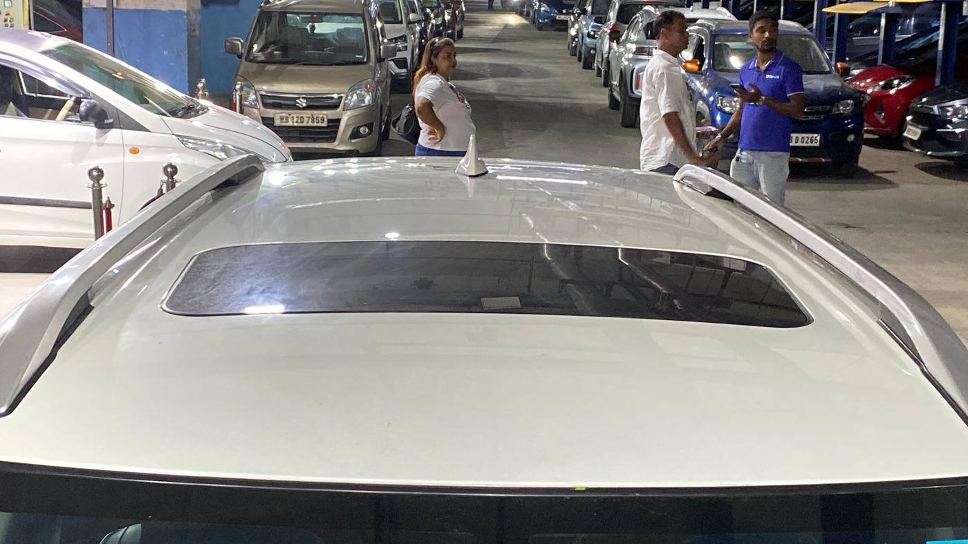 2024 Maruti BREZZA ZXI + AT SMART HYBRID DUAL TONE, Petrol, Automatic, 47,475 km, Moonroof/ Sunroof