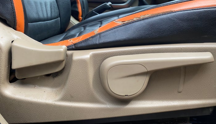 2016 Mahindra TUV300 T8, Diesel, Manual, 1,39,938 km, Driver Side Adjustment Panel