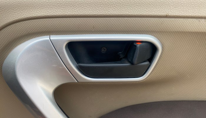 2016 Mahindra TUV300 T8, Diesel, Manual, 1,39,938 km, Driver Side Door Panels Control