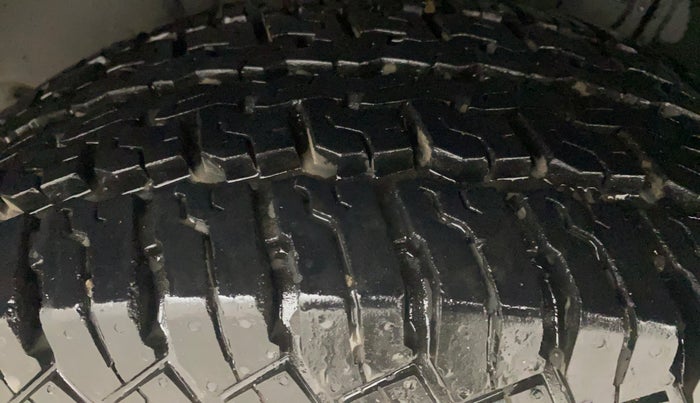 2016 Mahindra TUV300 T8, Diesel, Manual, 1,39,938 km, Left Rear Tyre Tread